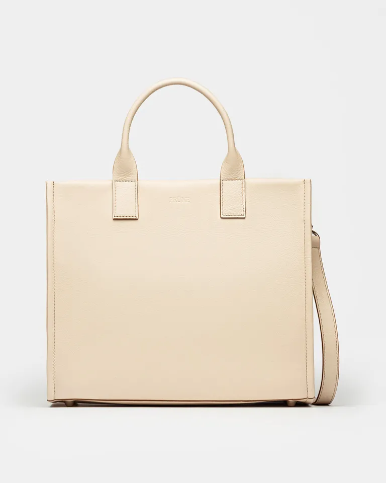 Cartera de mano capri de cuero vegetal liso en un elegante tono beige de Prüne en Bolsos y Carteras para argentina