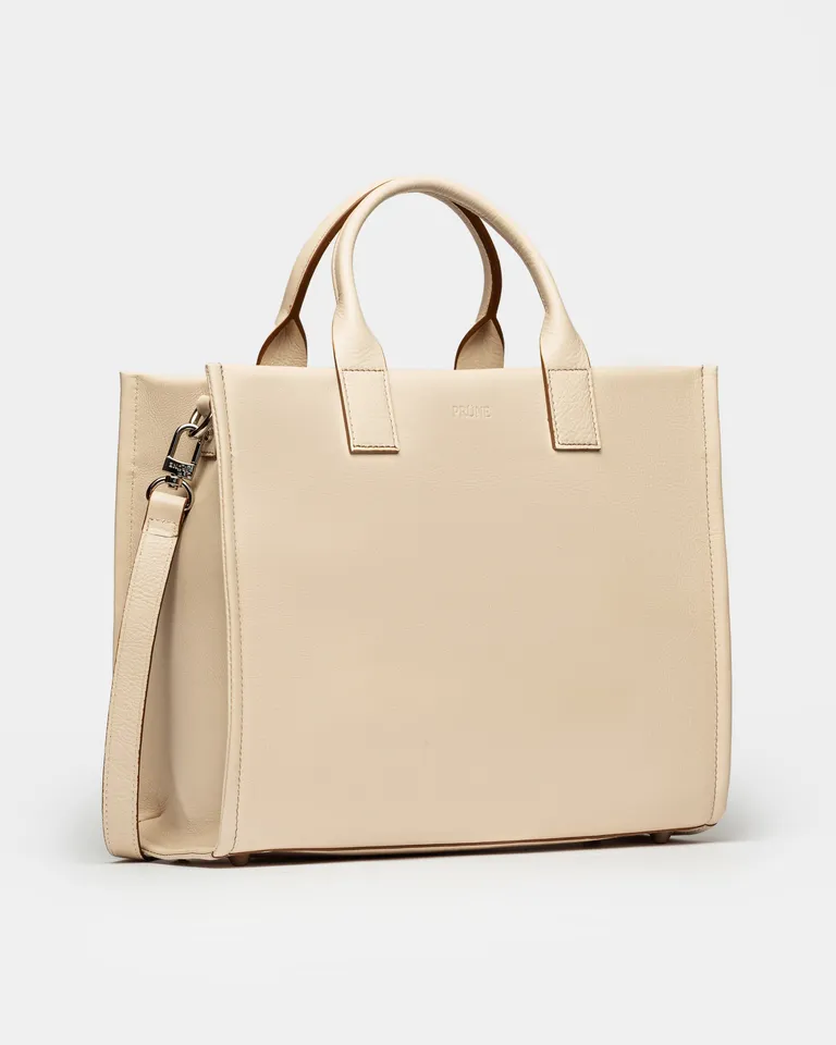 Cartera de mano capri de cuero vegetal liso en un elegante tono beige de Prüne en Bolsos y Carteras para argentina