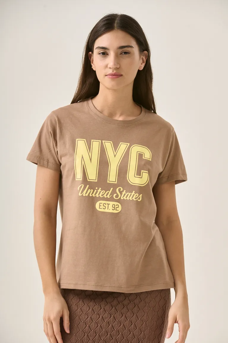 Remera con estampa NYC United States, diseño urbano y cómodo para el día a día de Sweet en Remeras para argentina
