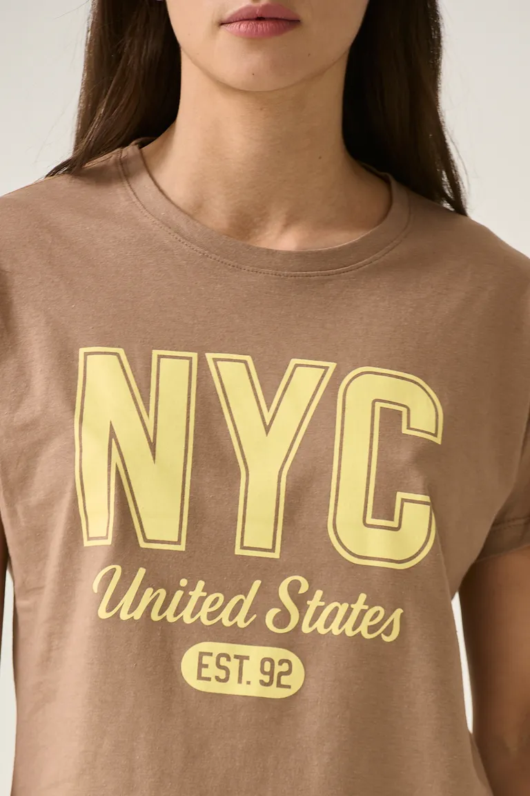 Remera con estampa NYC United States, diseño urbano y cómodo para el día a día de Sweet en Remeras para argentina