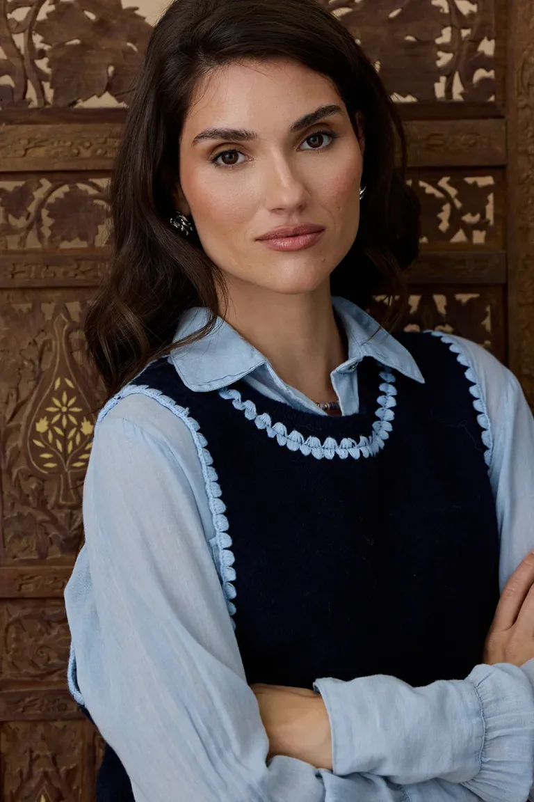 Chaleco tejido sin mangas con detalles bordados en escote y sisas de Indiastyle en Chalecos para argentina