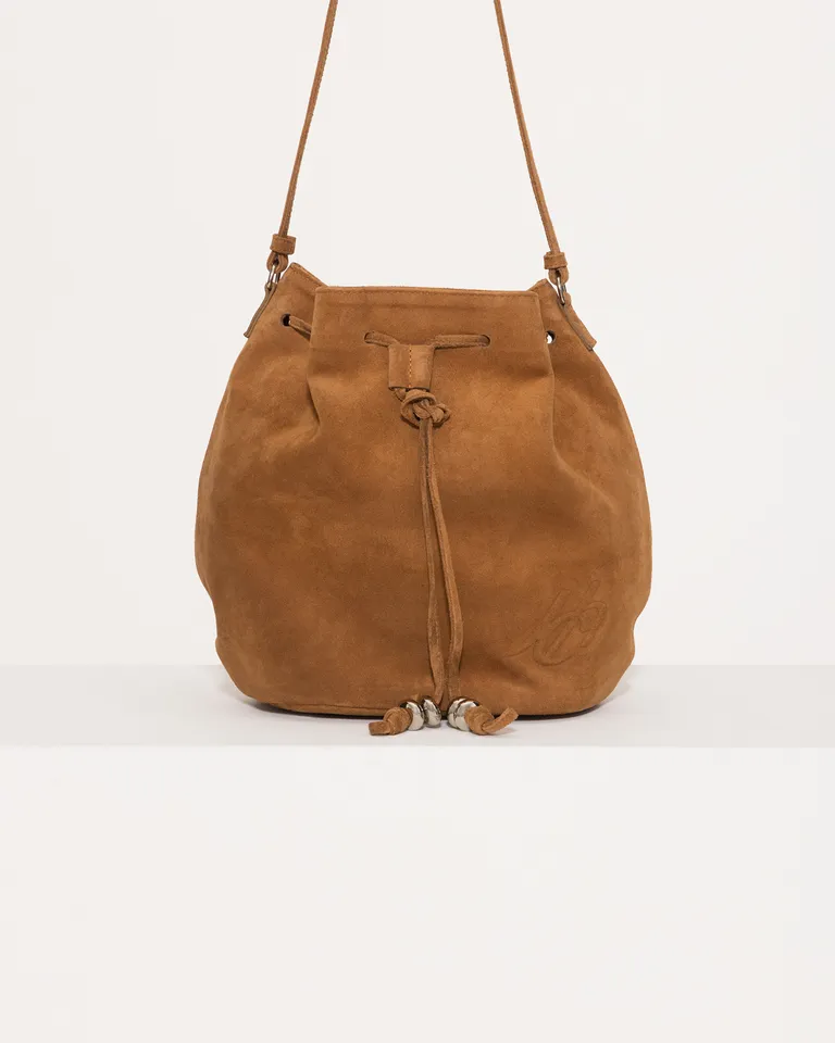 Bolso de hombro de gamuza suave con detalles metálicos y cierre interior de Jazmin Chebar en Bolsos y Carteras para argentina