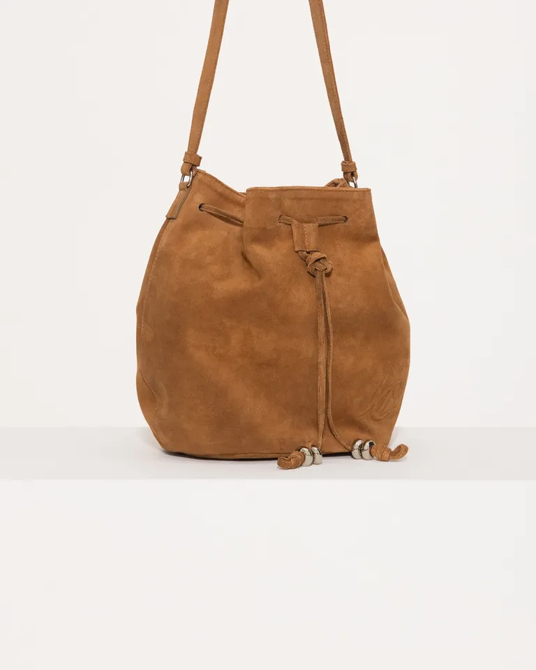 Bolso de hombro de gamuza suave con detalles metálicos y cierre interior de Jazmin Chebar en Bolsos y Carteras para argentina