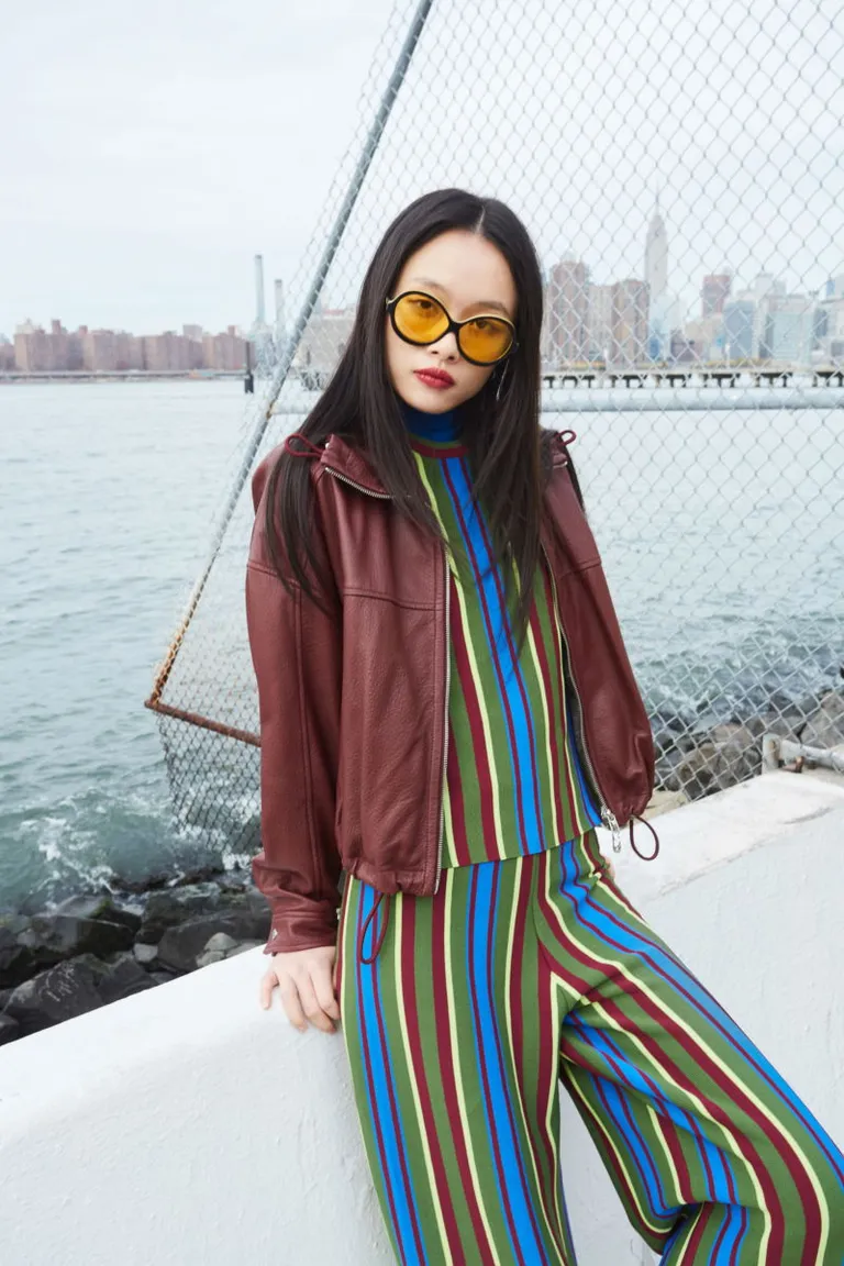 Musculosa tejida con diseño de rayas y cuello redondo de calce recto de Las Pepas en Tops para argentina