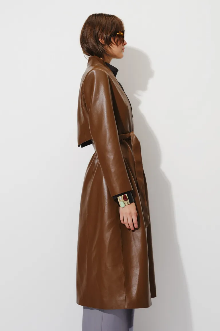 Saco largo de mujer con lazo de ajuste en cintura y cuello con detalle plisado de Mishka en Tapados para argentina