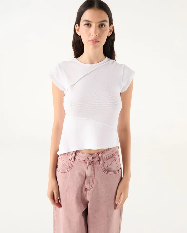 Remera de punto con cuello redondo recortes asimétricos y ruedo irregular de Furzai en Remeras para argentina