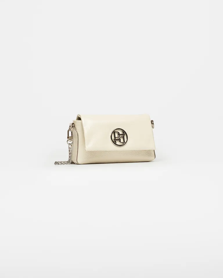 Mini bolso de mano de cuero charol arrugado con correa de cadena de Prüne en Bolsos y Carteras para argentina