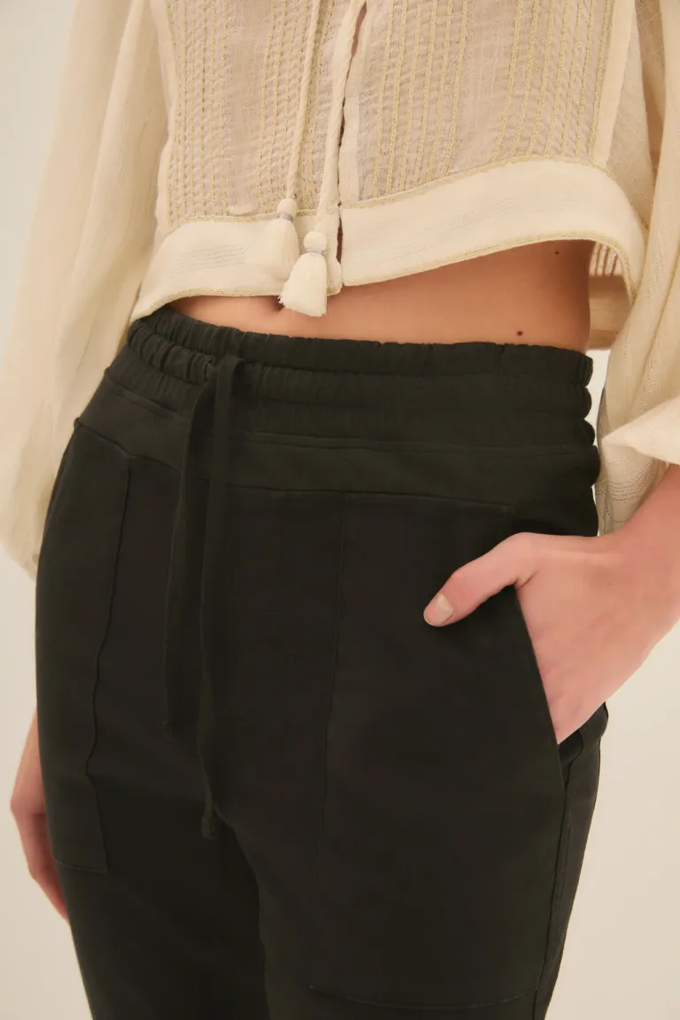 Pantalón de corte recto, con ajuste en puños y cintura regulable - Básico versátil para el día a día de Rapsodia en Pantalones para argentina