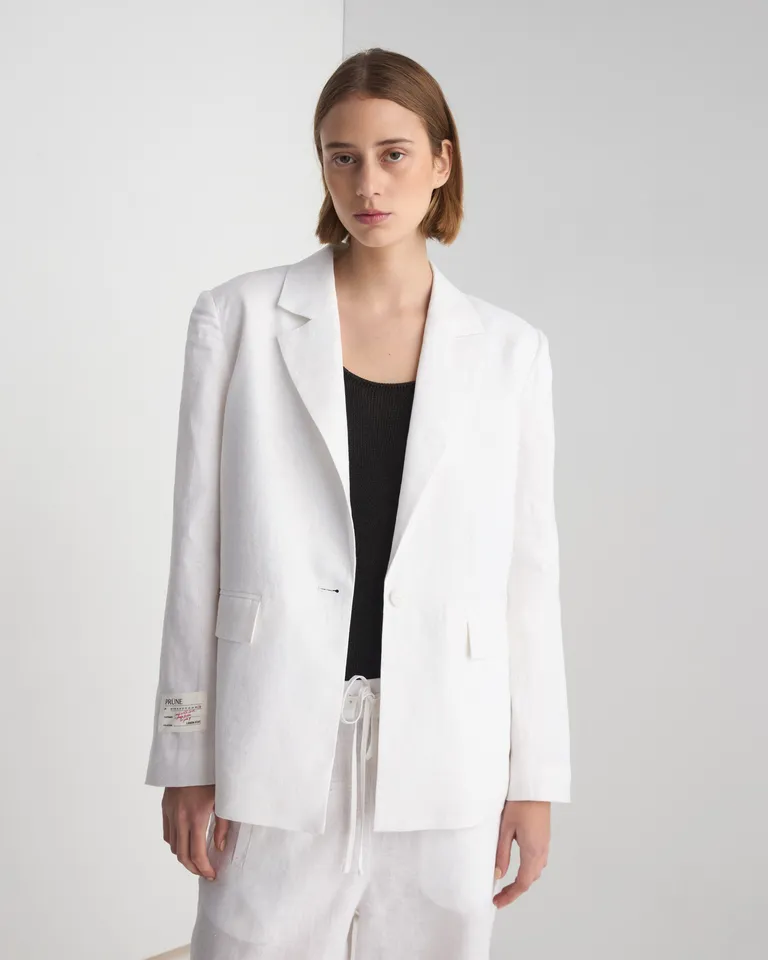 Blazer blanco de lino con detalles en foil - Elegancia y frescura en una prenda versátil de Prüne en Blazers para argentina