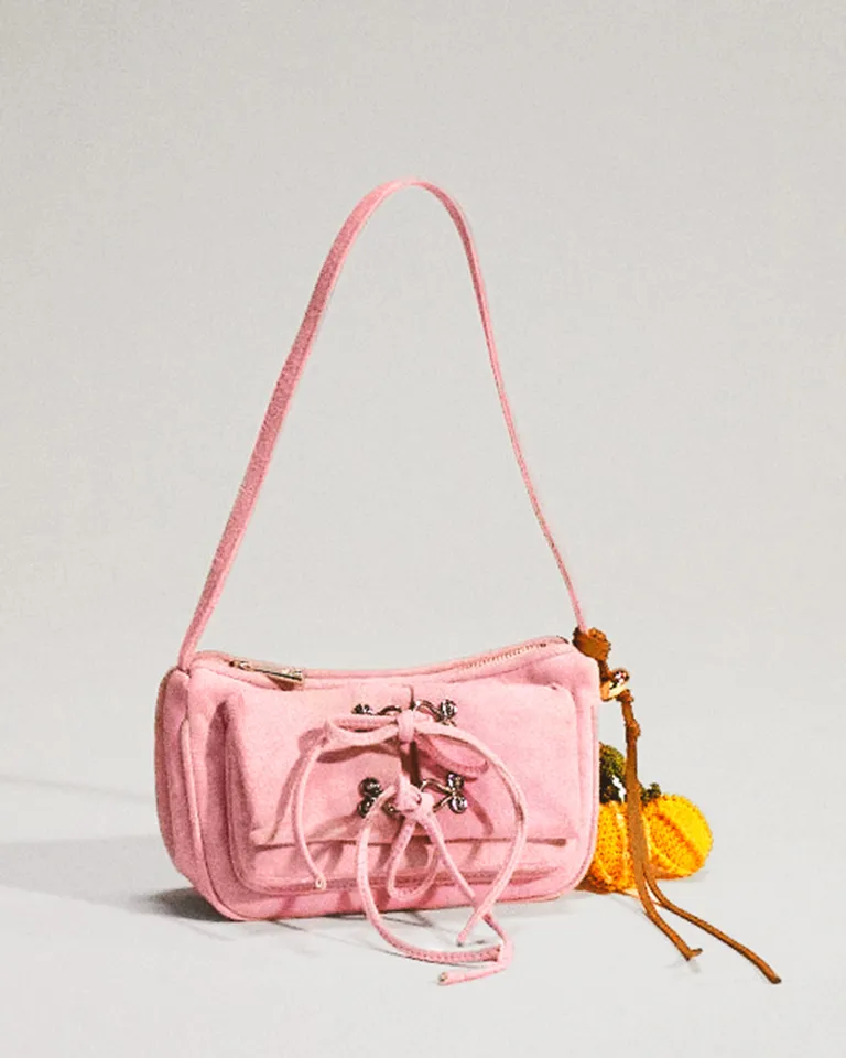 Bolsa de mano rosada de cuero con detalles metálicos y acabado premium de Jazmin Chebar en Bolsos y Carteras para argentina