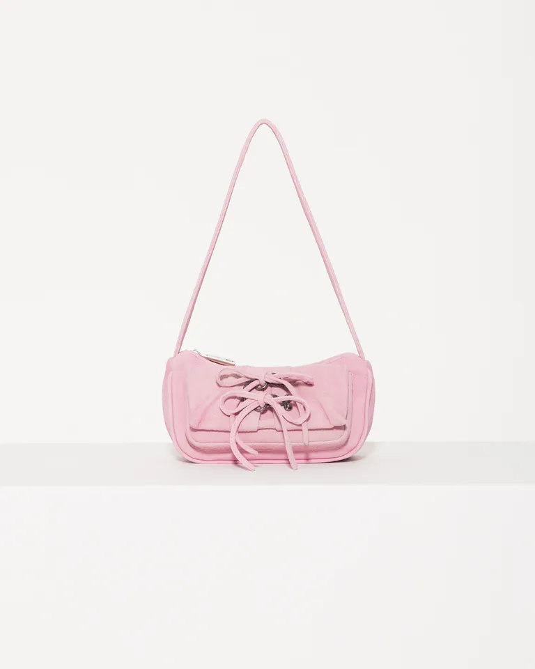 Bolsa de mano rosada de cuero con detalles metálicos y acabado premium de Jazmin Chebar en Bolsos y Carteras para argentina