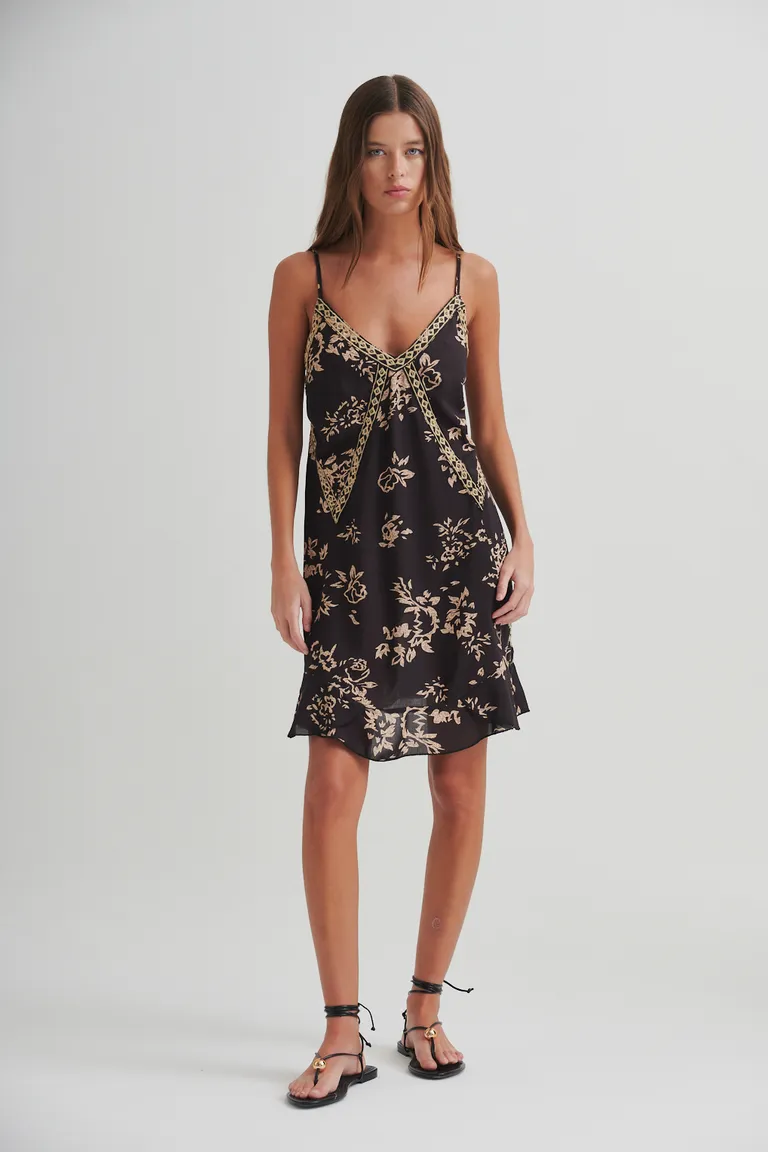 Elegante vestido de tirantes finos con detalles bordados en escote en V y espalda descubierta de Sweet en Vestidos para argentina