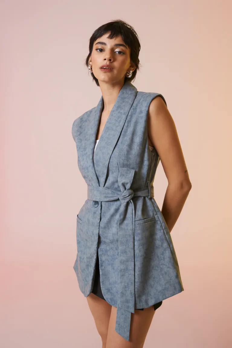 Chaleco gris de corte pareo - Prenda versátil y elegante para la mujer contemporánea de Apricot en Chalecos para argentina