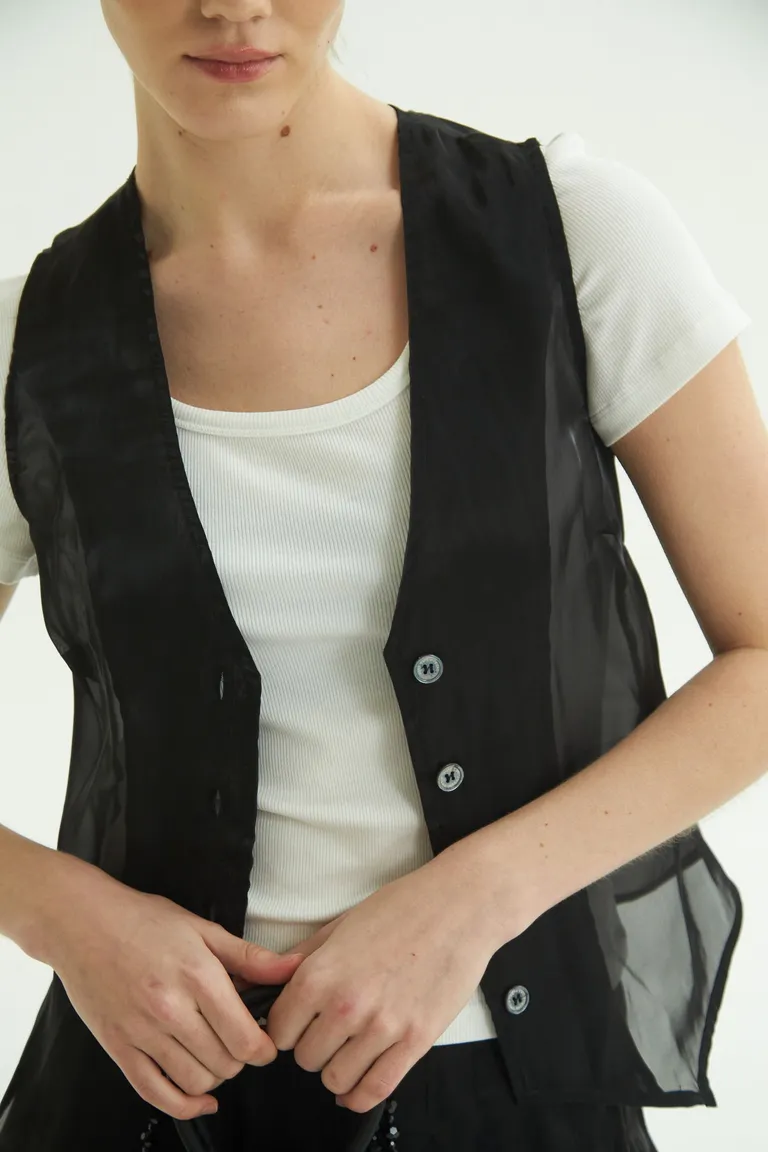 Chaleco de organza negro con corte sastre y escote en V de Las Pepas en Chalecos para argentina