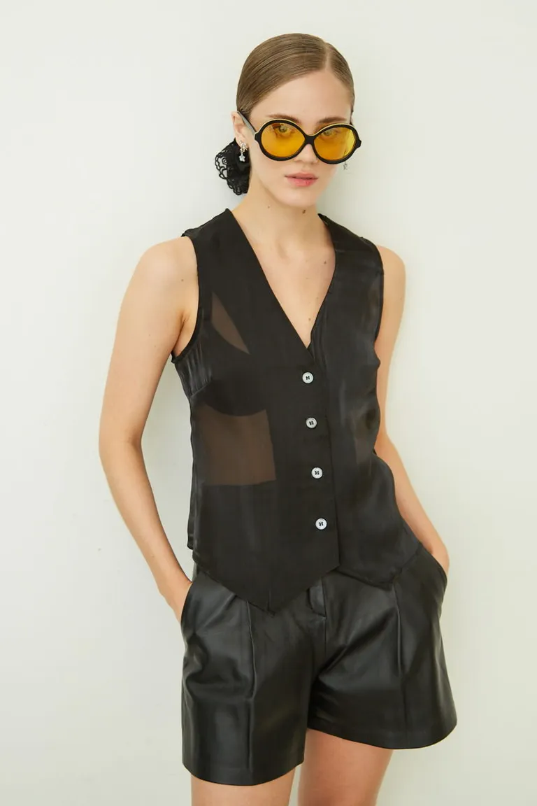 Chaleco de organza negro con corte sastre y escote en V de Las Pepas en Chalecos para argentina