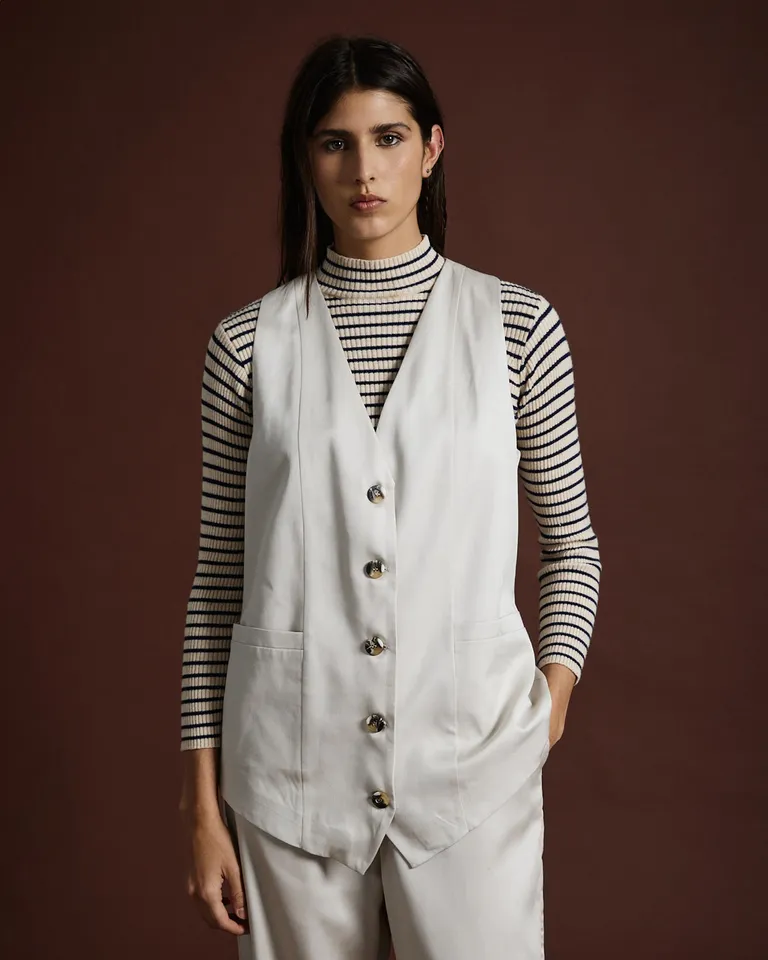 Chaleco sastrero con cierre frontal de botones y diseño de cuello en V de Wanama en Chalecos para argentina