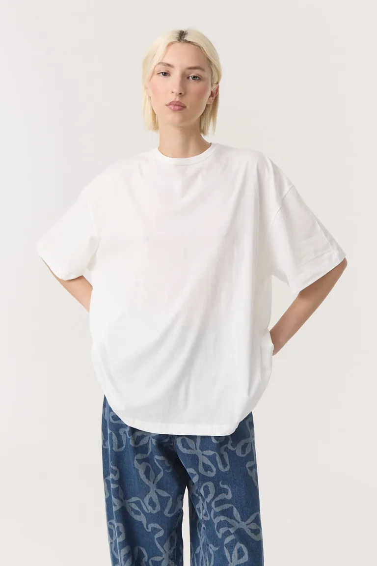 Remerón básico de manga corta con calce oversized de Furzai en Remeras para argentina