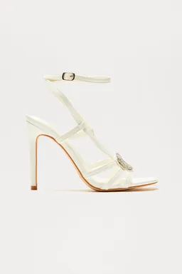 Sandalias queen of your heart blancas de Fashion Nova en Zapatos con Tacos para argentina