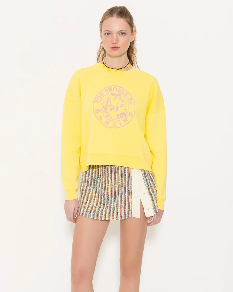 Buzo de diseño amplio y de corte holgado en tono amarillo para mujer de Jazmin Chebar en Buzos y Sweaters para argentina