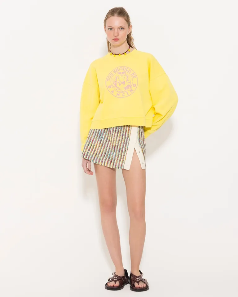 Buzo de diseño amplio y de corte holgado en tono amarillo para mujer de Jazmin Chebar en Buzos y Sweaters para argentina