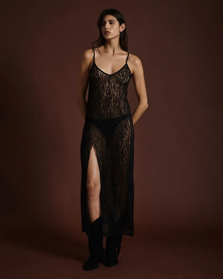 Vestido largo de diseño calado con ajuste de reguladores en la cintura y falda de Wanama en Vestidos para argentina