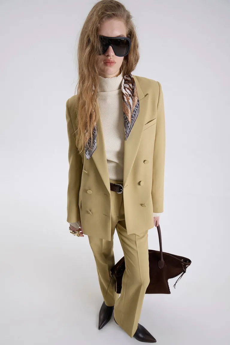 Saco sastre de corte cruzado con botones forrados y bolsillos con solapa de Maria Cher en Blazers para argentina