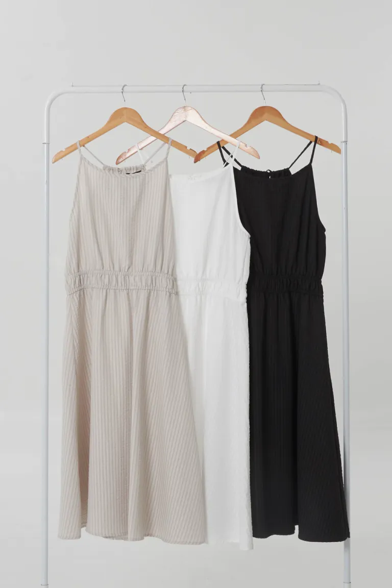 Vestido negro sin mangas de corte sencillo y lineas simples de Apricot en Vestidos para argentina