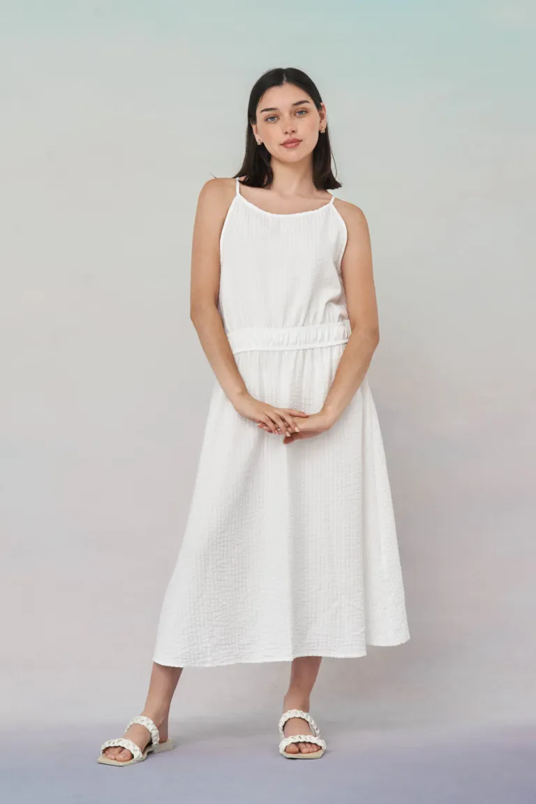 Vestido negro sin mangas de corte sencillo y lineas simples de Apricot en Vestidos para argentina