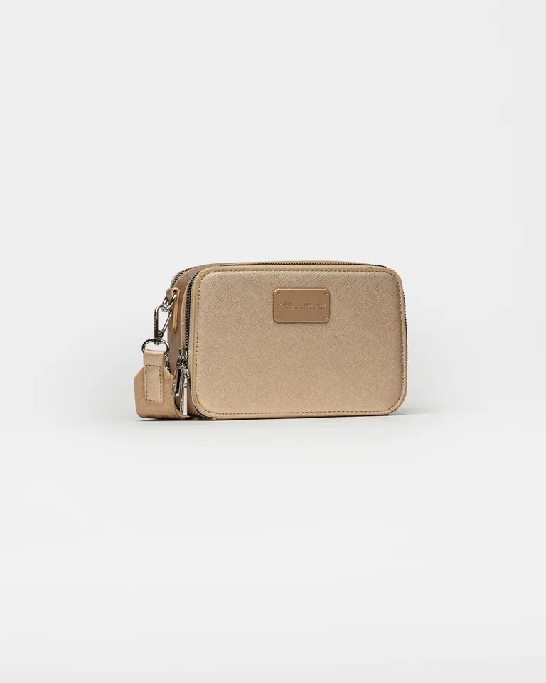 Bolso cruzado marrón de diseño estructurado y elegante con detalles metálicos de Prüne en Bolsos y Carteras para argentina