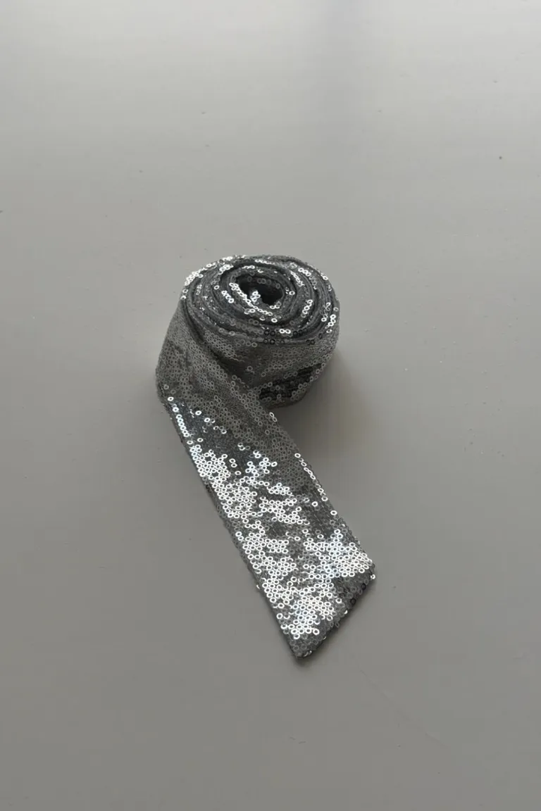 Pañuelo plateado exclusivo, diseño único y elegante para realzar cualquier outfit de Allo Martinez en Bufandas y Pañuelos para argentina