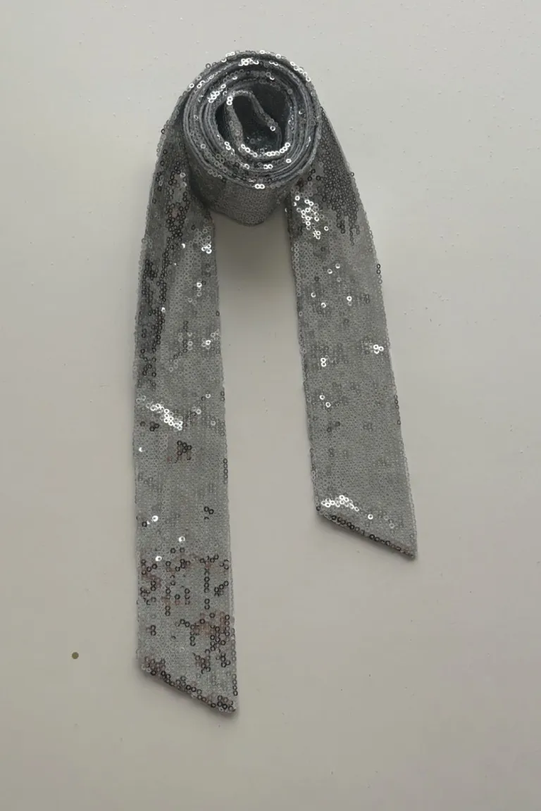 Pañuelo plateado exclusivo, diseño único y elegante para realzar cualquier outfit de Allo Martinez en Bufandas y Pañuelos para argentina