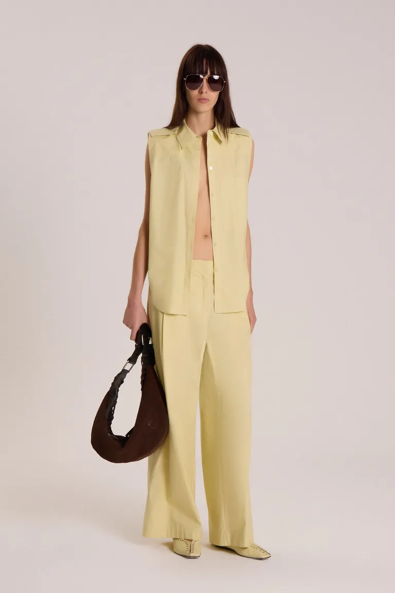 Pantalón ancho de gabardina verde con tablas delanteras de Maria Cher en Pantalones para argentina
