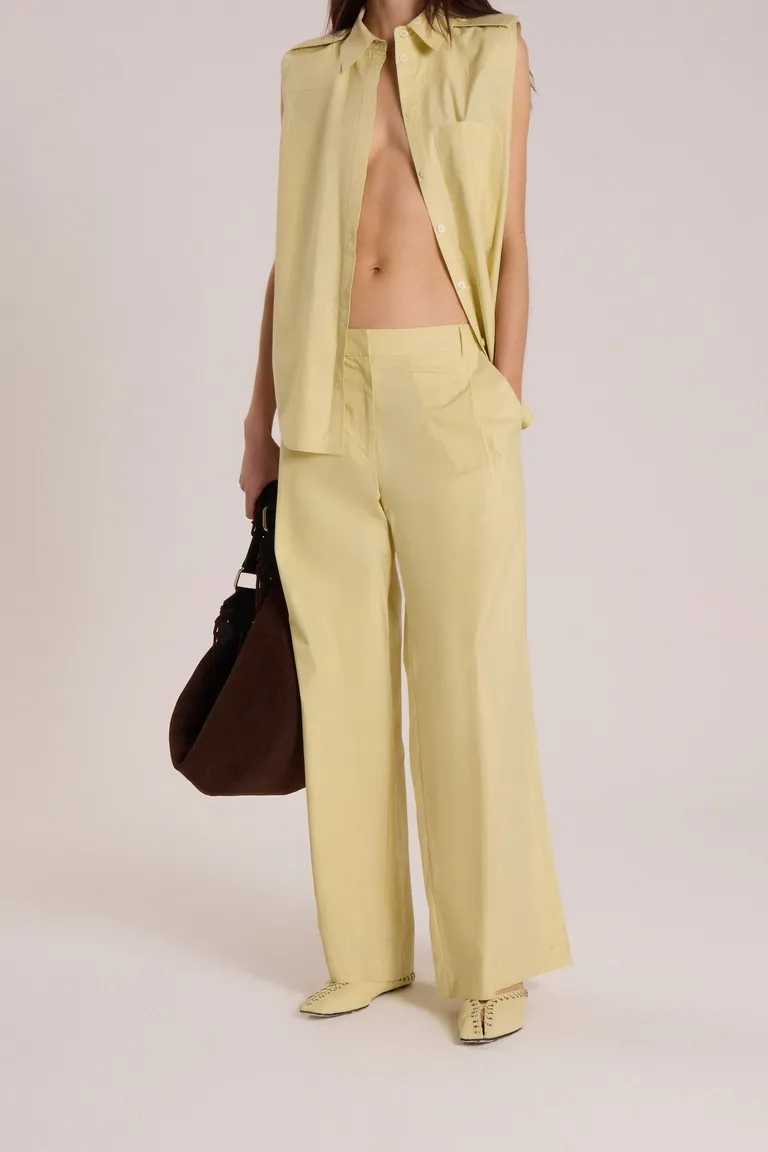 Pantalón ancho de gabardina verde con tablas delanteras de Maria Cher en Pantalones para argentina