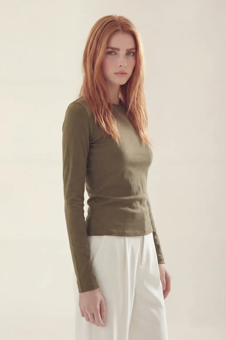 Remera femenina de manga larga con cuello redondo y diseño liso de calce clásico de Akiabara en Remeras para argentina