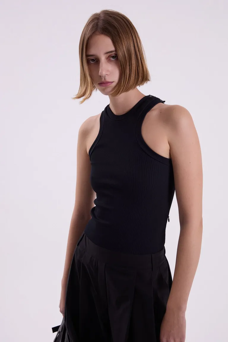 Mono de punto y plano sin mangas en color negro con estilo musculosa y pantalón recto de Maria Cher en Monos para argentina