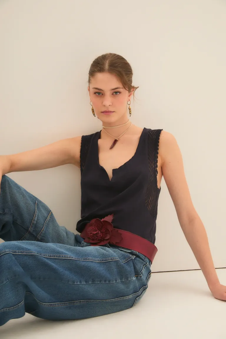 Top negro con detalles de encaje en sisas y costuras al corte de Rapsodia en Tops para argentina