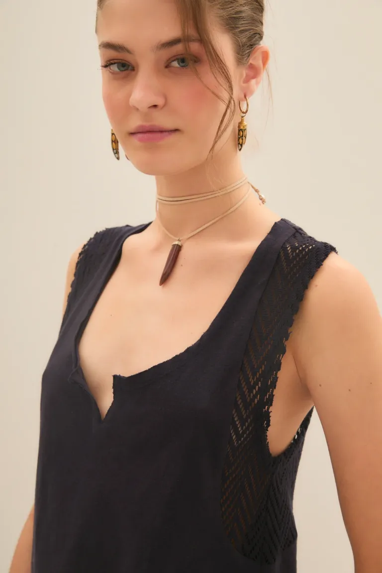 Top negro con detalles de encaje en sisas y costuras al corte de Rapsodia en Tops para argentina