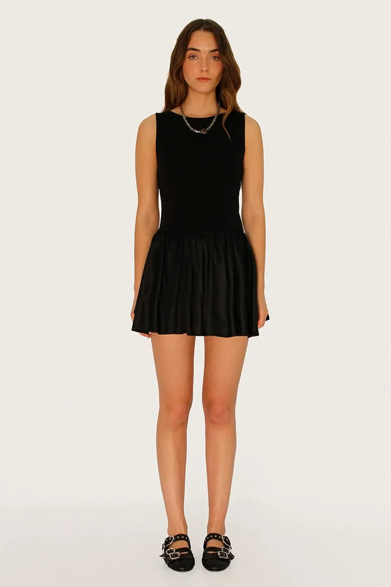 Vestido negro con falda globo y torso ajustado para un look moderno y elegante de Sofia Sarkany en Vestidos para argentina