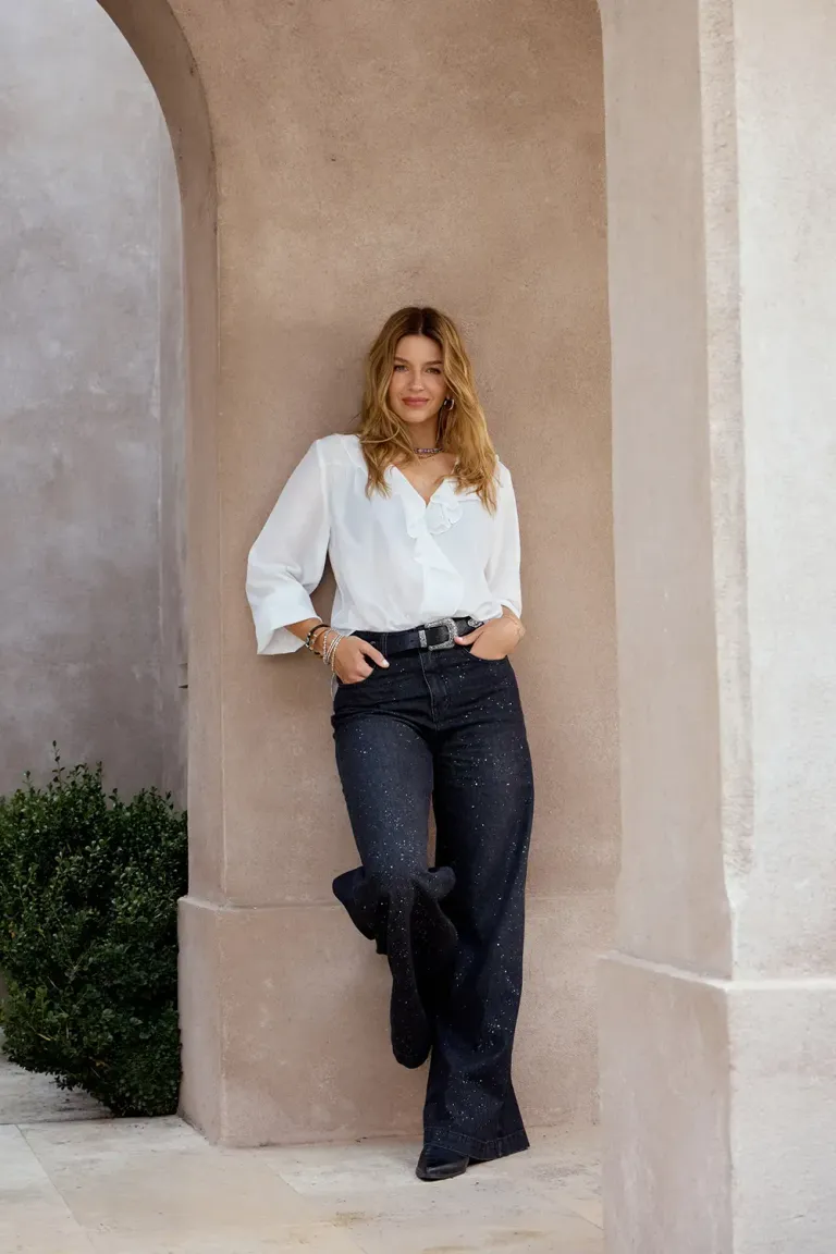 Blusa con mangas largas, puños elastizados, escote en V y volados de Indiastyle en Blusas para argentina