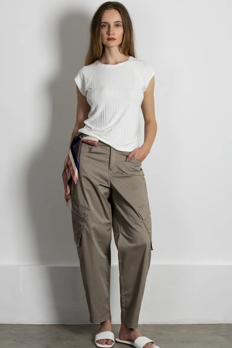 Pantalón tipo cargo de gabardina con bolsillos amplios y detalle en bota de Kill en Pantalones para argentina