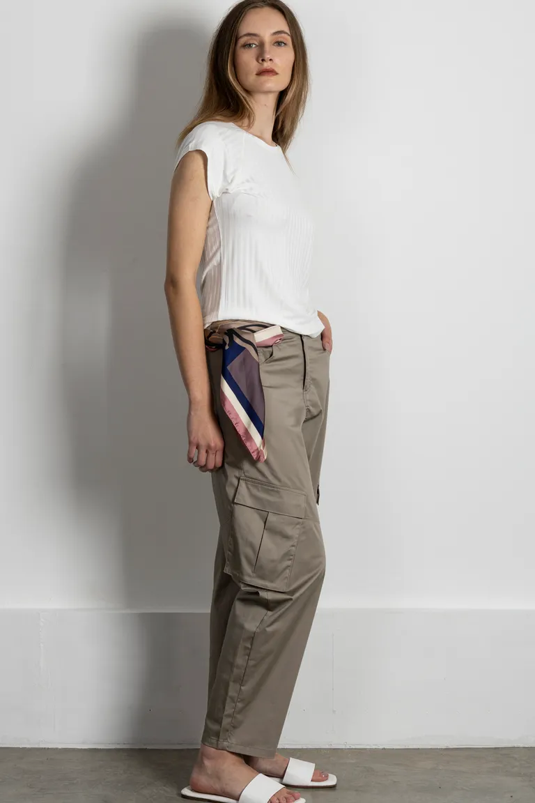 Pantalón tipo cargo de gabardina con bolsillos amplios y detalle en bota de Kill en Pantalones para argentina