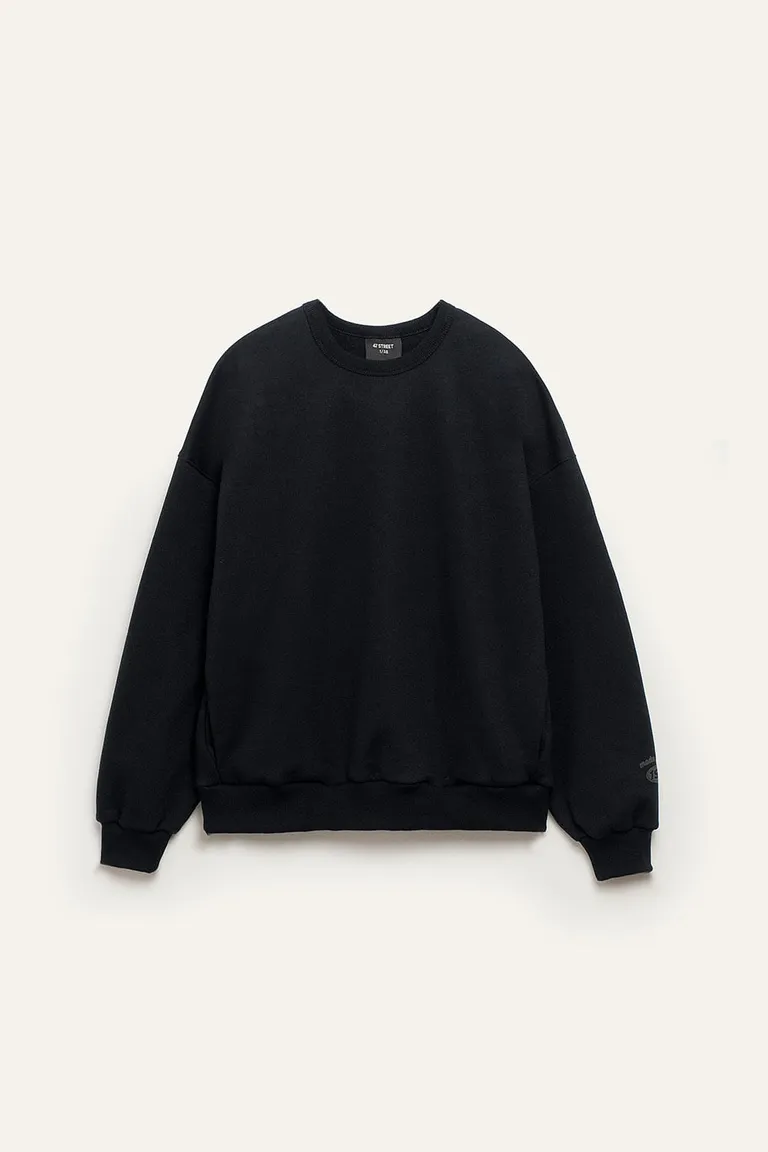 Buzo de mujer con cuello redondo y puños elastizados en diseño liso de calce holgado de 47 Street en Buzos y Sweaters para argentina