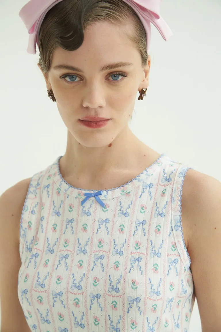 Musculosa de algodón con detalles delicados y moño de satén - Ideal para un look femenino y moderno de Las Pepas en Tops para argentina