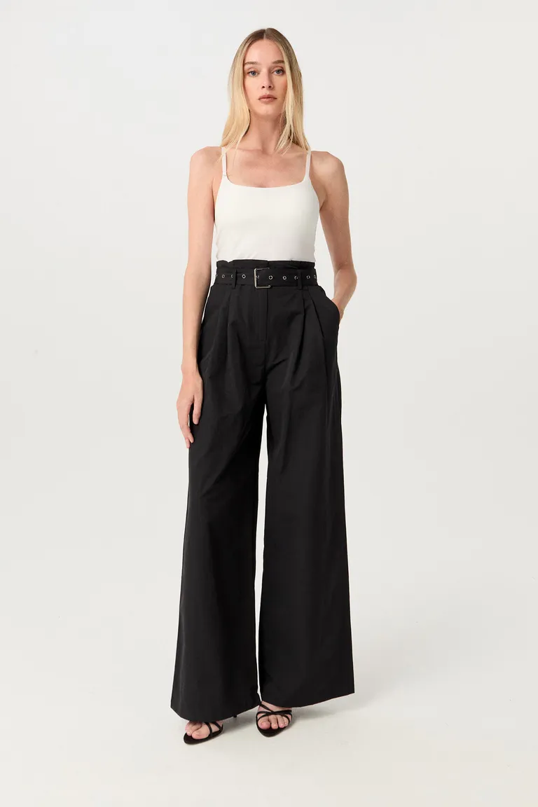 Pantalón argo de tiro alto y pierna ancha en color negro de Markova en Pantalones para argentina