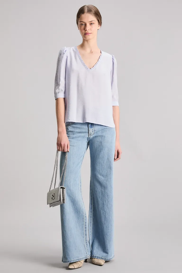 Blusa blanca de manga corta con detalles en volantes y frunces en los hombros de Kosiuko en Blusas para argentina