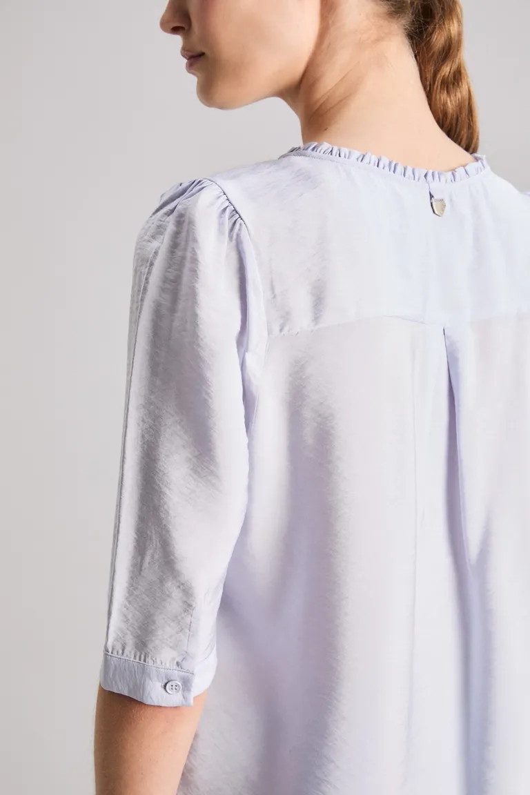 Blusa blanca de manga corta con detalles en volantes y frunces en los hombros de Kosiuko en Blusas para argentina