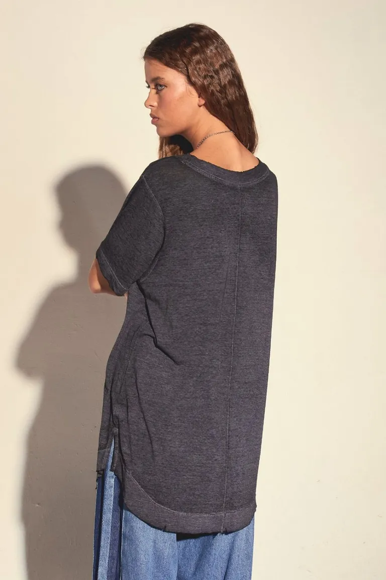 Remera Negra Contemporánea con Detalles Refinados de Allo Martinez en Remeras para argentina