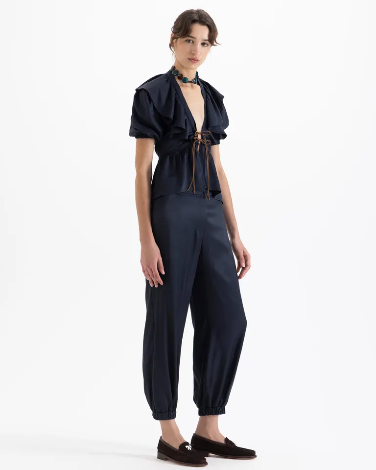 Top de mujer con volados en el escote mangas cortas abullonadas y ajuste frontal con lazos de Jazmin Chebar en Tops para argentina