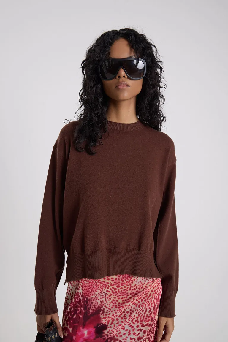 Sweater de punto jersey con escote redondo y costuras en relieve en mangas de calce amplio de Maria Cher en Buzos y Sweaters para argentina