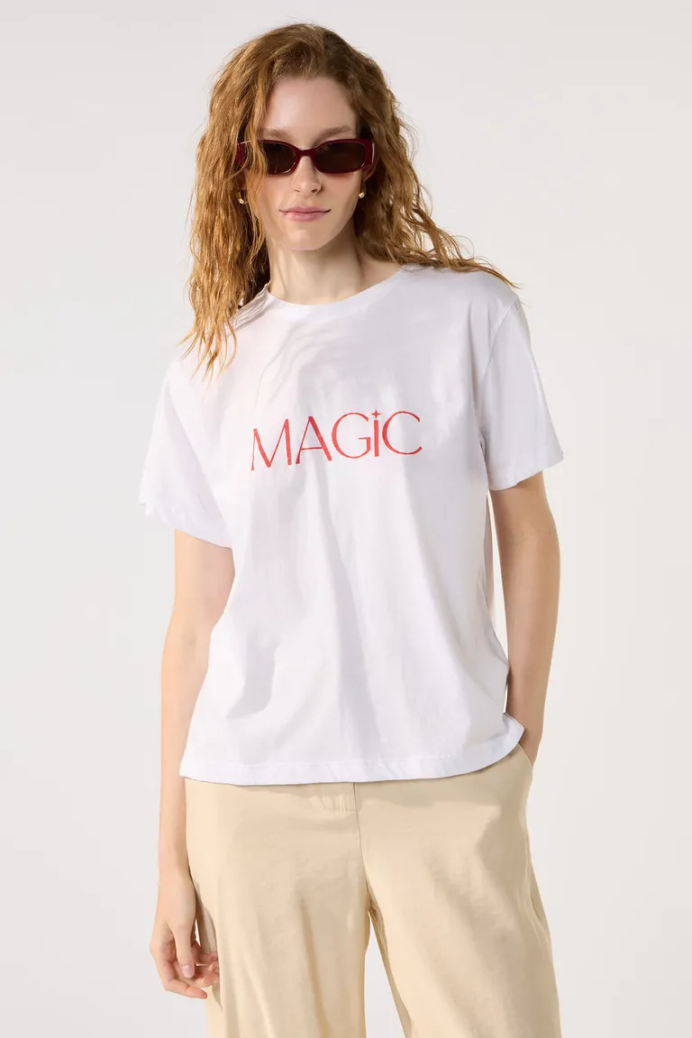 Remera blanca con estampado 'MAGIC' en rojo para mujer de Cuesta Blanca en Remeras para argentina